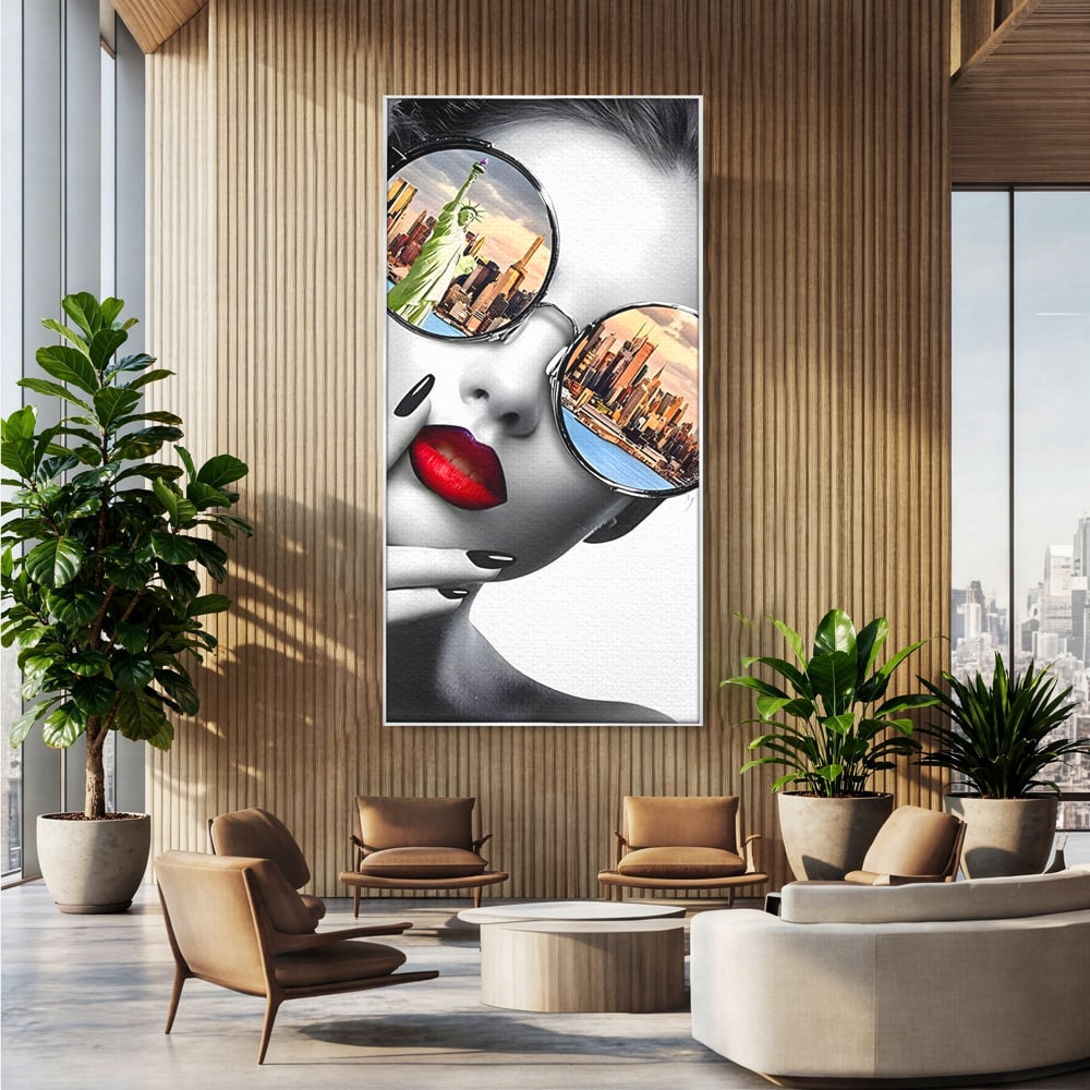 Tablou canvas cu tablou canvas cu portret femeie ochelari, in rama de aluminiu argintiu, pe perete intr-un birou